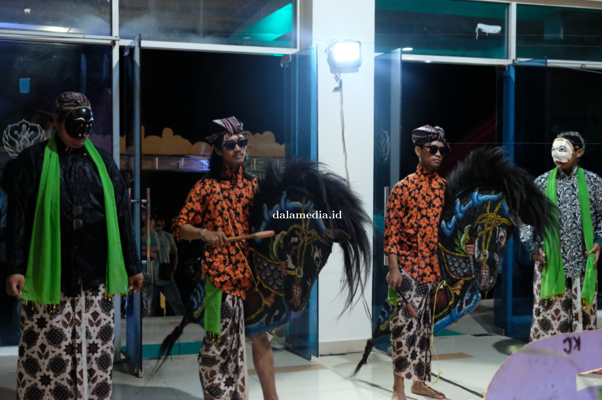 Arak-Arakan Kesenian Jatilan Meriahkan Pembukaan JogjaKarFest Yogyakarta Karawitan Festival