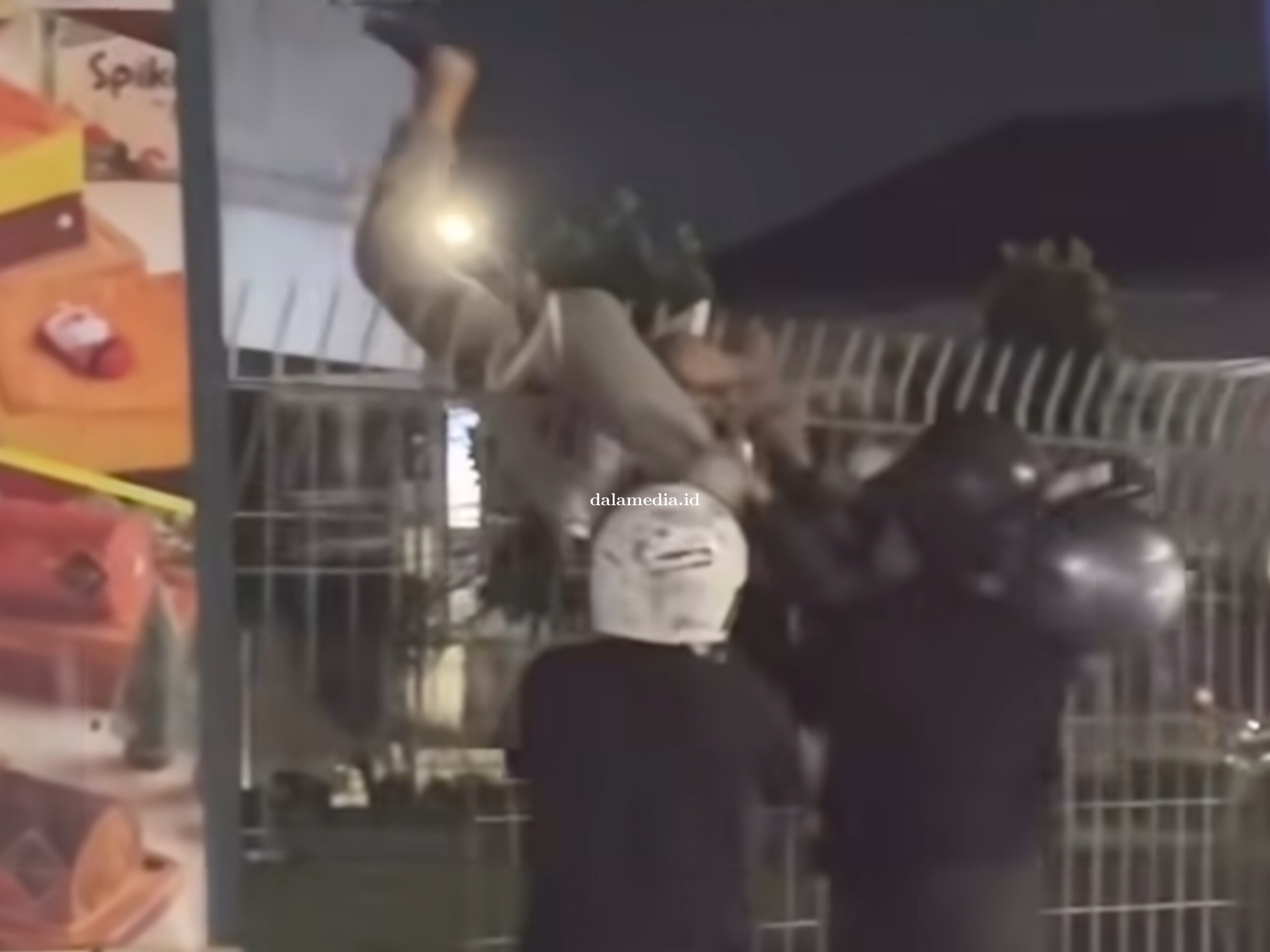 Momen Viral! Diduga Kreak Semarang Tertangkap Warga Nyantol di Pagar dan Diberi Salam Olahraga